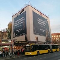 "Арендодатель разместил рекламу на строительных лесах, которые блокируют жителям дома свет и воздух. Они не знают, куда жаловаться. Это где-то в Германии" 

Это полотно защищает улицу от мусора при работе с фасадом. Есть там реклама или нет - это не имеет значения. К тому же она пропускает и воздух и свет. Автор дебил...