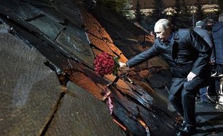 Хрущев не говорил о десятках тысяч.... 
Цитата - "Произвол одного лица поощрял и допускал произвол других лиц. Массовые аресты и ссылки тысяч и тысяч людей, казни без суда и нормального следствия порождали неуверенность в людях, вызывали страх и даже озлобление."
 Тысячи и тысячи - это вовсе не десятки тысяч. Хрущ сознательно занижает цифры, ибо и сам был причастен к репрессиям.

А вот цитата из речи Путина на открытии  мемориала памяти жертв политических репрессий «Стена скорби». октябрь 2017г.
"Репрессии не щадили ни талант, ни заслуги перед Родиной, ни искреннюю преданность ей, каждому могли быть предъявлены надуманные и абсолютно абсурдные обвинения. Миллионы людей объявлялись «врагами народа», были расстреляны или покалечены, прошли через муки тюрем, лагерей и ссылок."

Ещё одна 
"Это естественный процесс познания истории и поиска истины. Но когда речь идёт о репрессиях, гибели и страданиях миллионов людей, то достаточно посетить Бутовский полигон, другие братские могилы жертв репрессий, которых немало в России, чтобы понять – никаких оправданий этим преступлениям быть не может. "

Речь идёт о нескольких миллионах. Путин повёлся на миф или все же его референты дали истинные цифры?