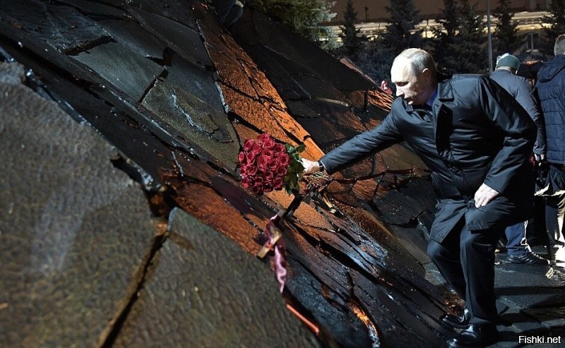 Хрущев не говорил о десятках тысяч.... 
Цитата - "Произвол одного лица поощрял и допускал произвол других лиц. Массовые аресты и ссылки тысяч и тысяч людей, казни без суда и нормального следствия порождали неуверенность в людях, вызывали страх и даже озлобление."
 Тысячи и тысячи - это вовсе не десятки тысяч. Хрущ сознательно занижает цифры, ибо и сам был причастен к репрессиям.

А вот цитата из речи Путина на открытии  мемориала памяти жертв политических репрессий «Стена скорби». октябрь 2017г.
"Репрессии не щадили ни талант, ни заслуги перед Родиной, ни искреннюю преданность ей, каждому могли быть предъявлены надуманные и абсолютно абсурдные обвинения. Миллионы людей объявлялись «врагами народа», были расстреляны или покалечены, прошли через муки тюрем, лагерей и ссылок."

Ещё одна 
"Это естественный процесс познания истории и поиска истины. Но когда речь идёт о репрессиях, гибели и страданиях миллионов людей, то достаточно посетить Бутовский полигон, другие братские могилы жертв репрессий, которых немало в России, чтобы понять – никаких оправданий этим преступлениям быть не может. "

Речь идёт о нескольких миллионах. Путин повёлся на миф или все же его референты дали истинные цифры?