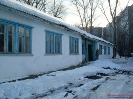 А где Вы на фото увидели "бараки"? Там как раз таунхаусы - индивидуальные дома (да еще двухэтажные!) на одну семью, построенные в ряд. 

А бараки - это здания на много комнат с общей крышей и коридором, где проживают посторонние друг другу люди.
