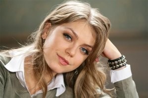 Лицом прекрасным станет жопа, пройдя сквозь фильтры фотошопа. Почти на всех фото
з.ы. А вот что тут Почепа забыла вообще непонятно, по-молодости чуть ли не влюблен в нее был)