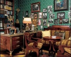 говорил: " У меня нет ничего, кроме мирового имени".

 Он приехал в Москву в ноябре 1943 года с женой и трёхмесячной дочерью Марианной, и поселился на улице Горького (поначалу   в гостинице «Метрополь»). 

Квартира в доме по улице Тверская 12 - это "ничего"?