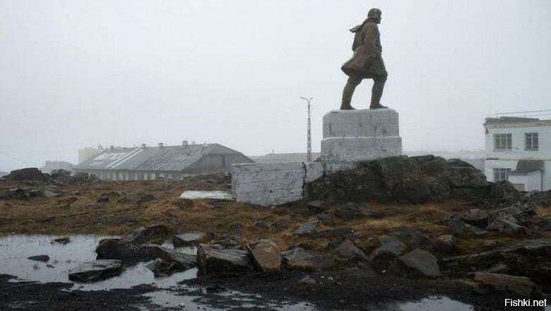 Район Диксона это арктическая пустыня.
P S Единственная мера безопасности от медведей: если на улице не видно собак, значит, надо смотреть по сторонам. Если псы спокойно лежат или бегают, все нормально.