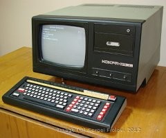 дада. Мы в начале 90х в школе на каких то страшных больших машинах с мелким текстовым зеленым экраном начинали учиться (что то вроде как на картинке). Помню, светились они сильно ядовито и глаза после урока были как у ёжика в тумане - стеклянные. 

....а там еще суперская текстовая игра по Стартреку была. А мы же тогда и не значил что такое Стартрек, корабль Энтерпрайс и кто такие Клингоны. Сейчас даже сложно представить каково это: играть текстом в командной строке! 

потом персоналки 286е поставили - это был просто космос в сравнении.