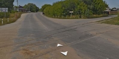 О, место нашёл куда чуть не улетел. Там за столбами овражек.