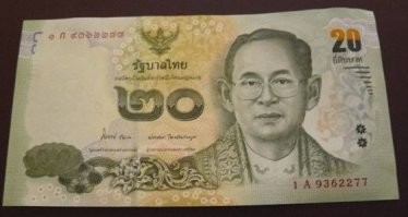 В Таиланде запрещено наступать на банкноты, мять или топтать их. Ибо там портрет короля. Реальная статья. На том полу можно было бы на 20 000 лет натоптаться.