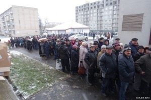 Пенсионеры, узнав о скидке на крылышки в маринаде