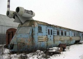 1. Скоростной поезд вполне мог бы набирать скорость за пределами жилой зоны. Причина липовая.
2. Реактивная струя - откуда у поезда такая? Были в одной великой стране смелые идеи, которые находили практическое обличье. Но не срослось - как раз по тем причинам, что афтар лепит на экспрессы.
3. Гравий - наименьшая из озвученных проблем. Проблемы в динамике массивного тела и требованиях безопасности. Так например "сапсан" способен ехать быстрее его крейсерских 250км/ч, но в России с дорогами всё сложно. Риск растёт по экспоненте с увеличением скорости и вихревой эффект действительно опасен - "баллистическая" волна спереди и вакуум сзади.