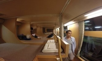 Японский плацкарт. Можно ложиться как угодно, хоть наискось.