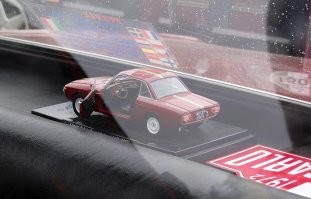 Я видел такую на итальянском фестивале в Болгарии.  А на заднем стекле была уменьшенная версия автомобиля   Интересная машина, но не по моему вкусу.  У меня тоже была Ланчия, только Дедра. Очень хороший автомобиль. Долгое время прослужил, без никаких серьезных нареканий. Жаль, что бренд уже на грани закрывания