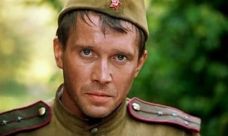 Южно-русский говор. Кошевой - пойман. Чугунов, Гуляев, Алтунин? Южно-русский говор, голубые глаза. Мищенко? Глаза с прищуром. Неужели Мищенко?
Мищенко, 1905 года рождения. Ему 39, а этому? Глаза с прищуром, южно-русский говор. Словесный портрет пожалуй. А может это всего навсего, Елатонцев Алексей Павлович. Капитан Красной Армии, фронтовик, дважды орденоносец, коммунист. Мищеко - это фигура! Не говори "Гоп!" Не факт, что это Мищенко. Не факт, что они "Неман". Качай, Паша, Качай!