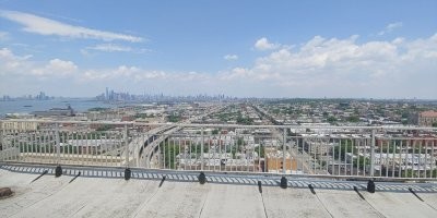 Небоскребы по другую сторону дома. С балкона их не видно. Когда-то я попал на крышу нашей многоэтажки. Вот такой вид открывается.