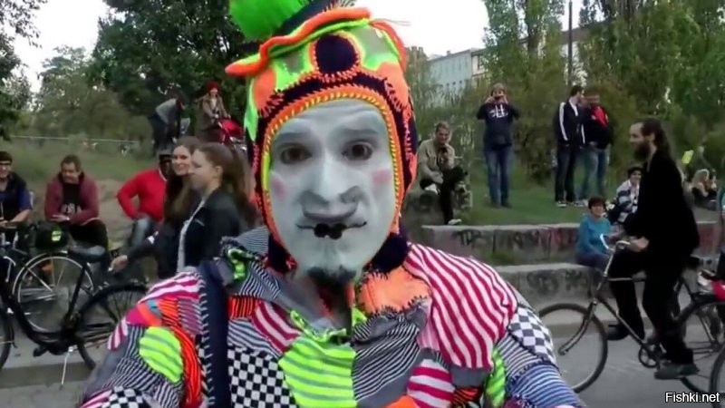 Как-то не понятен посыл автора! Вам завидно? Мы с друзьями в пинг-понг играем, на уличном столе до морозов. Еще знаком с ребятами, которые на великах катаются по замерзшему Байкалу. Лыжники, парашютисты, на унициклах ребята ездят, опять же, я в банде ходулистов. Что не так? Вам скучно в офисе бумаги перекладывать? Приглашаю, в наши прекрасные сообщества. Где-то можно прибухнуть, где-то можно, но лучше не стоит.
Я вот проф актер, пойду сегодня на съемку дипломной работы режиссера, и естественно бесплатно (талантам, нужна помощь). И еще, так закончили не красиво фразу. В общем порицание вам, с занесением в личное дело.