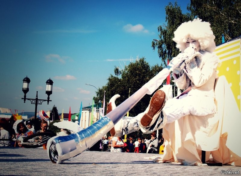 Как-то не понятен посыл автора! Вам завидно? Мы с друзьями в пинг-понг играем, на уличном столе до морозов. Еще знаком с ребятами, которые на великах катаются по замерзшему Байкалу. Лыжники, парашютисты, на унициклах ребята ездят, опять же, я в банде ходулистов. Что не так? Вам скучно в офисе бумаги перекладывать? Приглашаю, в наши прекрасные сообщества. Где-то можно прибухнуть, где-то можно, но лучше не стоит.
Я вот проф актер, пойду сегодня на съемку дипломной работы режиссера, и естественно бесплатно (талантам, нужна помощь). И еще, так закончили не красиво фразу. В общем порицание вам, с занесением в личное дело.