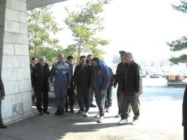 2004 год, Кустанай. Четыре часа после посадки. Как видим все своим ходом направляются на прес-конференцию.  Слева направо: лысый- нидерландец-10 дней на орбите, американец и наш Александр Карели-полгода на орбите. Фото моё.