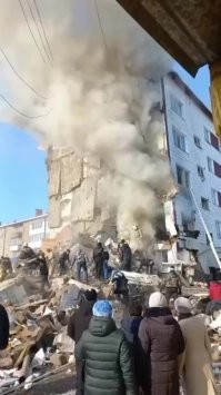 О каком балконе идёт речь не понятно... Судя по видео - эпицентр взрыва был почти посреди дома на первом этаже у внешней стены, там балконов нет.