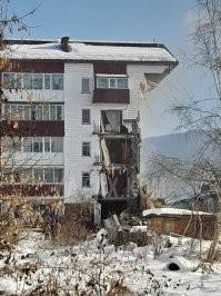 О каком балконе идёт речь не понятно... Судя по видео - эпицентр взрыва был почти посреди дома на первом этаже у внешней стены, там балконов нет.