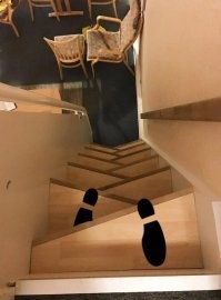 >>> 32. А этот?!

А это называется "Как грамотно уменьшить габариты лестницы (увеличить угол наклона и уменьшить ширину), сохранив комфортную глубину ступеней."