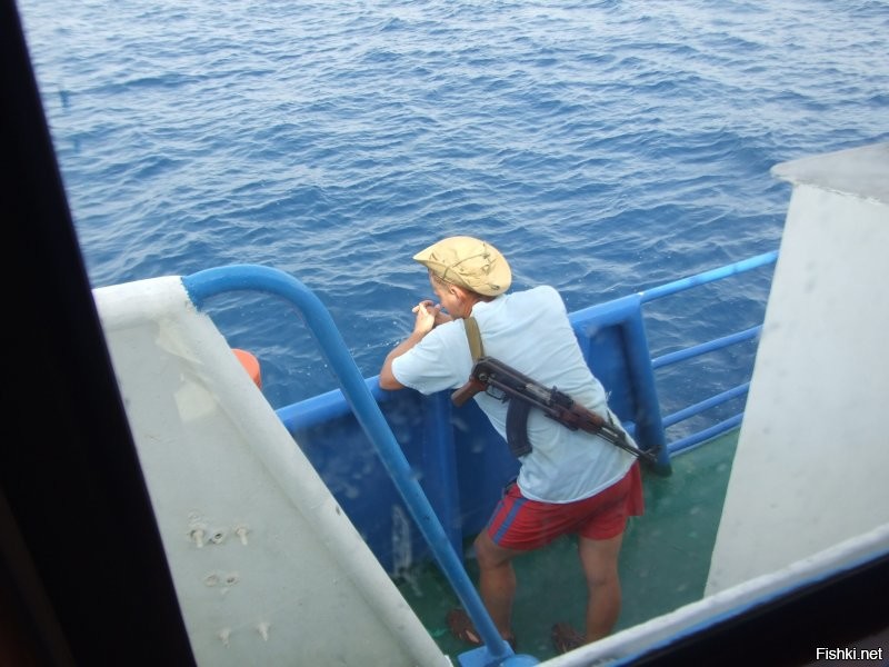 Работал не много в одной ЧВК, Называлась MMSG. На море. 
Название парохода, должность и прочее указывать не буду. Всё у автора в тексте указано правильно. Так и бывает. обычно. Бывают и не стандартные ситуации. Мне повезло, с нами такого не было. Пиратов видели только издалека, если это были они. Если кто то что то или кого то опознал, уточнять тут не надо, плиз. Не секретно, но лишняя болтовня не обязательна.