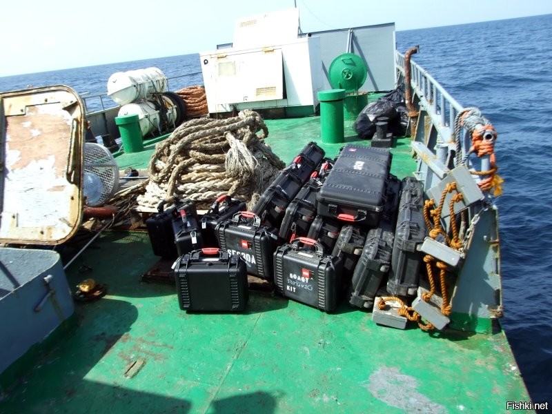 Работал не много в одной ЧВК, Называлась MMSG. На море. 
Название парохода, должность и прочее указывать не буду. Всё у автора в тексте указано правильно. Так и бывает. обычно. Бывают и не стандартные ситуации. Мне повезло, с нами такого не было. Пиратов видели только издалека, если это были они. Если кто то что то или кого то опознал, уточнять тут не надо, плиз. Не секретно, но лишняя болтовня не обязательна.