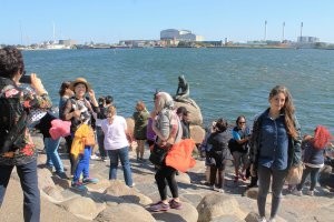 Про Русалочку знаю.
Совсем маленькая. И очередь бешеная, чтоб сфоткаться.