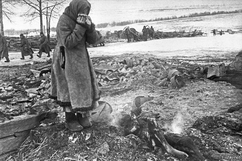 вот не надо про "обычными людьми". Эти обычные люди шли по земле СССР убивая, уничтожая и насилуя мирное население! детей, женщин, стариков! Эти "обычные люди" были охранниками и надзирателями в Освенциме, Бухенвальде, Треблинке, Майданеке, Саласпилсе, Равенбрюхене!!! Нет им прощения! Прокляты они и все потомки их.