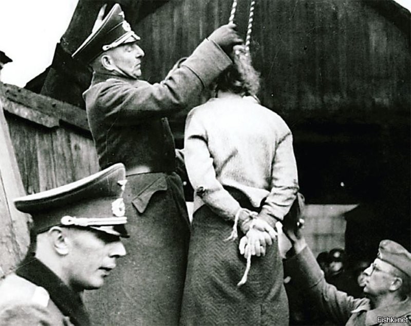 вот не надо про "обычными людьми". Эти обычные люди шли по земле СССР убивая, уничтожая и насилуя мирное население! детей, женщин, стариков! Эти "обычные люди" были охранниками и надзирателями в Освенциме, Бухенвальде, Треблинке, Майданеке, Саласпилсе, Равенбрюхене!!! Нет им прощения! Прокляты они и все потомки их.