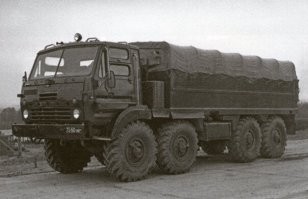 А на первом фото, кстати, не упомянутый в посте четырехосный УРАЛ-53221 с кабиной на базе КАМАЗа