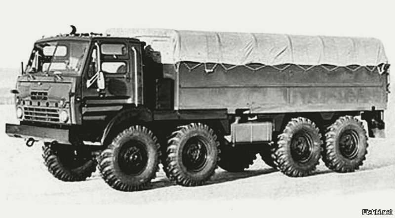 А на первом фото, кстати, не упомянутый в посте четырехосный УРАЛ-53221 с кабиной на базе КАМАЗа