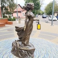 Вроде кажется перебором, но сколько же придурков туристических, которые реально не умеют себя вести нормально и не могут заставить работать свои ущербные извилины и относиться с уважением к объектам культуры. Вот и у нас в городе. Поставли скульптуру на радость туристам. Так не бывает случая, когда прохожу мимо, чтобы на ней верхом не сидели дети, подростки и их фотографировали родители и не подгоняли залезать. Что за дебилы! Вот это несчастная курортница. У Бегущей по волнам висели на руке-оторвали фонарь. На котах верхом постоянно сидят, висят. Даже на специальном "коте в окне", который карусель и вращается, бухой мужик застрял, сломал ногу себе и повредил механизм.