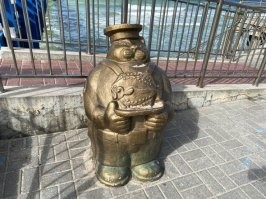 Вроде кажется перебором, но сколько же придурков туристических, которые реально не умеют себя вести нормально и не могут заставить работать свои ущербные извилины и относиться с уважением к объектам культуры. Вот и у нас в городе. Поставли скульптуру на радость туристам. Так не бывает случая, когда прохожу мимо, чтобы на ней верхом не сидели дети, подростки и их фотографировали родители и не подгоняли залезать. Что за дебилы! Вот это несчастная курортница. У Бегущей по волнам висели на руке-оторвали фонарь. На котах верхом постоянно сидят, висят. Даже на специальном "коте в окне", который карусель и вращается, бухой мужик застрял, сломал ногу себе и повредил механизм.