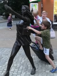 Вроде кажется перебором, но сколько же придурков туристических, которые реально не умеют себя вести нормально и не могут заставить работать свои ущербные извилины и относиться с уважением к объектам культуры. Вот и у нас в городе. Поставли скульптуру на радость туристам. Так не бывает случая, когда прохожу мимо, чтобы на ней верхом не сидели дети, подростки и их фотографировали родители и не подгоняли залезать. Что за дебилы! Вот это несчастная курортница. У Бегущей по волнам висели на руке-оторвали фонарь. На котах верхом постоянно сидят, висят. Даже на специальном "коте в окне", который карусель и вращается, бухой мужик застрял, сломал ногу себе и повредил механизм.