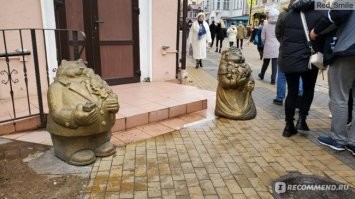 Вроде кажется перебором, но сколько же придурков туристических, которые реально не умеют себя вести нормально и не могут заставить работать свои ущербные извилины и относиться с уважением к объектам культуры. Вот и у нас в городе. Поставли скульптуру на радость туристам. Так не бывает случая, когда прохожу мимо, чтобы на ней верхом не сидели дети, подростки и их фотографировали родители и не подгоняли залезать. Что за дебилы! Вот это несчастная курортница. У Бегущей по волнам висели на руке-оторвали фонарь. На котах верхом постоянно сидят, висят. Даже на специальном "коте в окне", который карусель и вращается, бухой мужик застрял, сломал ногу себе и повредил механизм.