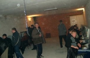Тут, конечно, владельцы вообще не припарились - как есть в подвале открылись, оборудовали чисто по минималу, даже плакатов никаких на стенах не повесили)))