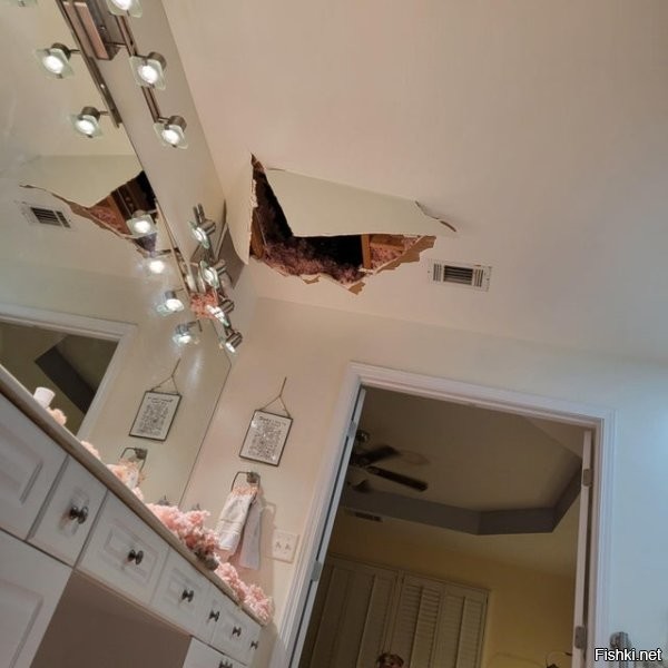 Должно быть падение в потолок выглядело как-то так....