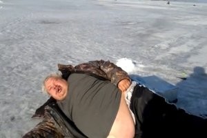 Мужчина на зеленом кабриолете катался по Москве с открытой крышей