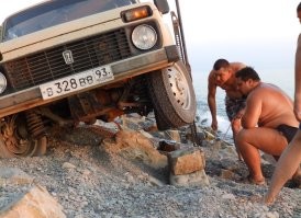 Суровые самарские лужи: операция по спасению утонувшего автомобиля