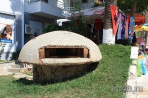 До прихода коммунистического режима в 1944 году ничего уникального в Албании не было. Однако благодаря Энверу Ходже   первому секретарю партии, который правил страной более 40 лет, в Албании появилась своя фишка   это сеть из 170 000 оборонительных бункеров на случай войны.
