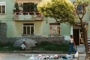 До прихода коммунистического режима в 1944 году ничего уникального в Албании не было. Однако благодаря Энверу Ходже   первому секретарю партии, который правил страной более 40 лет, в Албании появилась своя фишка   это сеть из 170 000 оборонительных бункеров на случай войны.