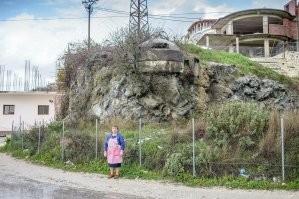 До прихода коммунистического режима в 1944 году ничего уникального в Албании не было. Однако благодаря Энверу Ходже   первому секретарю партии, который правил страной более 40 лет, в Албании появилась своя фишка   это сеть из 170 000 оборонительных бункеров на случай войны.