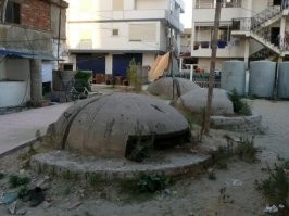 До прихода коммунистического режима в 1944 году ничего уникального в Албании не было. Однако благодаря Энверу Ходже   первому секретарю партии, который правил страной более 40 лет, в Албании появилась своя фишка   это сеть из 170 000 оборонительных бункеров на случай войны.