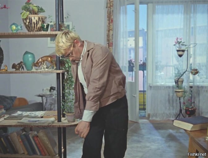 мастер-миниатюрист Галина Чиркова создает кукольные комнатки в советском стил...