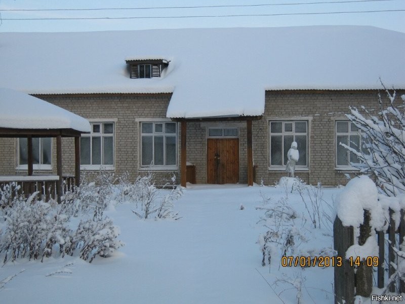 От станции, как от солнышка -лучики, во все стороны идут дороги к деревням, в т.ч. и нашей Тарасовке, и родине космонавта В.П.Савиных Березичам, и легендарным Новожилам, и грозному Марадыкову. В начале ХХ в, когда было построено здание станции (ну вот и время для легенды пришло)) )-говорят, один из тогдашних нуворишей специально ради своей грешной любимой выстроил, чтобы поезда останавливались- оказалось, что место и удобное, и вообще выгодное во всех ракурсах. И началось строительство. У нас была мебельная фабрика, совхоз, ферма, само собой, 2 магазина, почта, мед.пункт, пекарня, на которой выпекали хлеб, за которым специально со всей области приезжали (до сих пор помню: ноздреватый, влажный, двумя пальцами буханку можно было сдать, ароматный-пирожных к чаю не надо было, если он был на столе), библиотека с домом культуры, баня!!!!! с такой мягкой водой, что она пузырилась на коже, можно было без мыла мыться. А если уж возьмёшь мыло, то его потом не смыть. Школа-какая была школа! Бабушка принадлежала к благородной касте деревнской интеллигенции, а это, я скажу, особый статус. Который держится до сих пор, хотя ее нет уже 27 лет. 
Жизнь кипела. Люди свое место очень любили. Я терпеть не могу грязь, свалки-их у нас никогда не было. 
А потом пришли 90-е гг. В Марадыковском стали строить УХО- завод по уничтожению хим.отходов, т.к. здесь хранились боевые запасы хим.оружия ещё со времён ВОв.  Жителей в радиусе 40 км хотели расселить, но это оказалось дорого, поэтому просто перерезали всю инфраструктуру. Сначала сгорели фабрика и баня, потом рассыпался совхоз с фермой, прикрыли школу с мед.пунктом и почтой, закрыли оба магазина.  Солнечное здание станции перекрасили в благородный туальденоровый цвет. 
Оставили тихо умирать. 
А люди все равно сюда едут. Муж, впервые приехав знакомиться с моей мамой, был в таком ажиотаже, что, казалось, бросит город и уедет пейзанствовать. До сих пор от этой мысли не отказался.