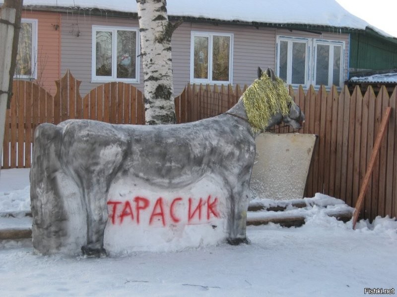 От станции, как от солнышка -лучики, во все стороны идут дороги к деревням, в т.ч. и нашей Тарасовке, и родине космонавта В.П.Савиных Березичам, и легендарным Новожилам, и грозному Марадыкову. В начале ХХ в, когда было построено здание станции (ну вот и время для легенды пришло)) )-говорят, один из тогдашних нуворишей специально ради своей грешной любимой выстроил, чтобы поезда останавливались- оказалось, что место и удобное, и вообще выгодное во всех ракурсах. И началось строительство. У нас была мебельная фабрика, совхоз, ферма, само собой, 2 магазина, почта, мед.пункт, пекарня, на которой выпекали хлеб, за которым специально со всей области приезжали (до сих пор помню: ноздреватый, влажный, двумя пальцами буханку можно было сдать, ароматный-пирожных к чаю не надо было, если он был на столе), библиотека с домом культуры, баня!!!!! с такой мягкой водой, что она пузырилась на коже, можно было без мыла мыться. А если уж возьмёшь мыло, то его потом не смыть. Школа-какая была школа! Бабушка принадлежала к благородной касте деревнской интеллигенции, а это, я скажу, особый статус. Который держится до сих пор, хотя ее нет уже 27 лет. 
Жизнь кипела. Люди свое место очень любили. Я терпеть не могу грязь, свалки-их у нас никогда не было. 
А потом пришли 90-е гг. В Марадыковском стали строить УХО- завод по уничтожению хим.отходов, т.к. здесь хранились боевые запасы хим.оружия ещё со времён ВОв.  Жителей в радиусе 40 км хотели расселить, но это оказалось дорого, поэтому просто перерезали всю инфраструктуру. Сначала сгорели фабрика и баня, потом рассыпался совхоз с фермой, прикрыли школу с мед.пунктом и почтой, закрыли оба магазина.  Солнечное здание станции перекрасили в благородный туальденоровый цвет. 
Оставили тихо умирать. 
А люди все равно сюда едут. Муж, впервые приехав знакомиться с моей мамой, был в таком ажиотаже, что, казалось, бросит город и уедет пейзанствовать. До сих пор от этой мысли не отказался.