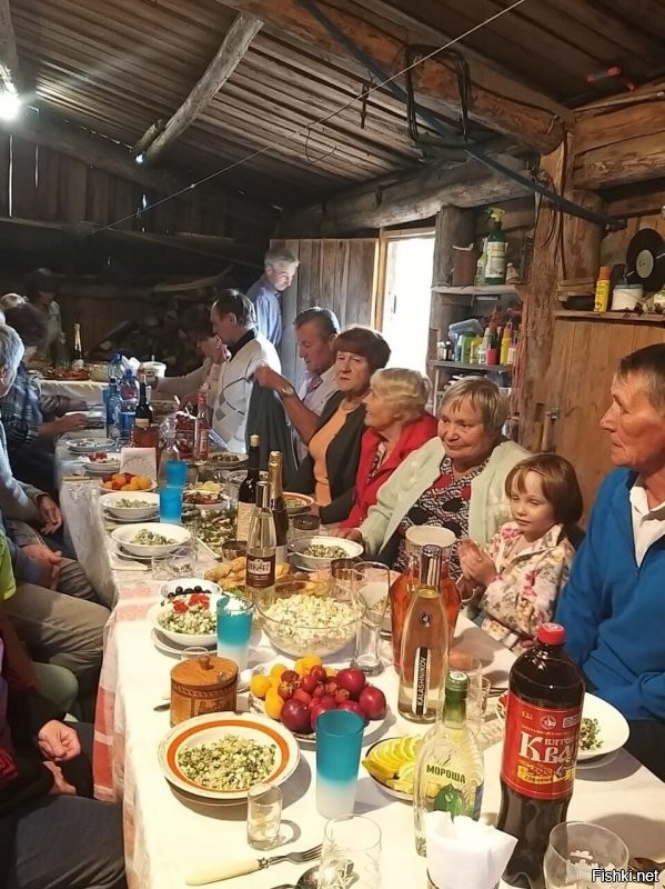 От станции, как от солнышка -лучики, во все стороны идут дороги к деревням, в т.ч. и нашей Тарасовке, и родине космонавта В.П.Савиных Березичам, и легендарным Новожилам, и грозному Марадыкову. В начале ХХ в, когда было построено здание станции (ну вот и время для легенды пришло)) )-говорят, один из тогдашних нуворишей специально ради своей грешной любимой выстроил, чтобы поезда останавливались- оказалось, что место и удобное, и вообще выгодное во всех ракурсах. И началось строительство. У нас была мебельная фабрика, совхоз, ферма, само собой, 2 магазина, почта, мед.пункт, пекарня, на которой выпекали хлеб, за которым специально со всей области приезжали (до сих пор помню: ноздреватый, влажный, двумя пальцами буханку можно было сдать, ароматный-пирожных к чаю не надо было, если он был на столе), библиотека с домом культуры, баня!!!!! с такой мягкой водой, что она пузырилась на коже, можно было без мыла мыться. А если уж возьмёшь мыло, то его потом не смыть. Школа-какая была школа! Бабушка принадлежала к благородной касте деревнской интеллигенции, а это, я скажу, особый статус. Который держится до сих пор, хотя ее нет уже 27 лет. 
Жизнь кипела. Люди свое место очень любили. Я терпеть не могу грязь, свалки-их у нас никогда не было. 
А потом пришли 90-е гг. В Марадыковском стали строить УХО- завод по уничтожению хим.отходов, т.к. здесь хранились боевые запасы хим.оружия ещё со времён ВОв.  Жителей в радиусе 40 км хотели расселить, но это оказалось дорого, поэтому просто перерезали всю инфраструктуру. Сначала сгорели фабрика и баня, потом рассыпался совхоз с фермой, прикрыли школу с мед.пунктом и почтой, закрыли оба магазина.  Солнечное здание станции перекрасили в благородный туальденоровый цвет. 
Оставили тихо умирать. 
А люди все равно сюда едут. Муж, впервые приехав знакомиться с моей мамой, был в таком ажиотаже, что, казалось, бросит город и уедет пейзанствовать. До сих пор от этой мысли не отказался.