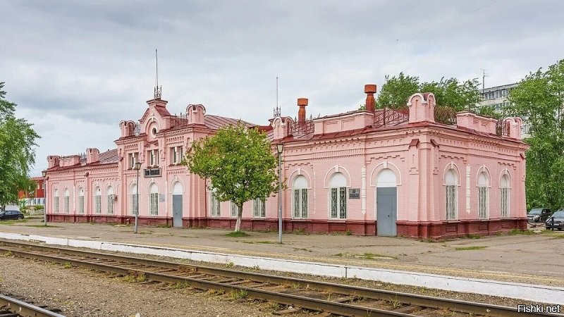 История-это бусики, состоящая из бисера событий.  
 Я очень люблю здание ст. "Киров Котласский", по той же причине. Кстати, он засветился в фильме Охлобыстина "Временные трудности", который в Кирове снимали. 
И ещё в Быстрягах.  Там вообще по легенде какая-то романтичная была история, которую очень хочется считать за правду.