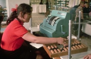 В магазинах такие кассовые аппараты не помню. А вот в аптеках и столовых стояли.