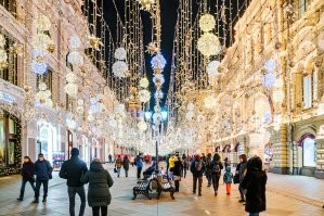 Чё вы нам это гав.но показываете, вон как Москву украшают!