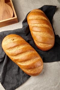 По поводу дырок в крекере, я больше скажу. Нарезку на батона делают специально чтобы его не разорвало при выпечке.