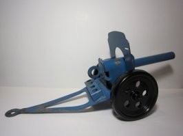 Солдатики - это тема. Помню, строил крепости из домино, размещал в них солдатиков и расстреливал из подобной пушки небольшими, подходящими по "калибру" винтиками. Как знал - служил потом в артиллерии)